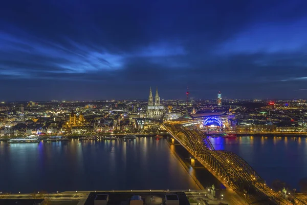 Colonia, Germania Veduta aerea dello skyline di Colonia con la bellissima cattedrale di Colonia, il fiume Reno e il ponte di Hohenzollern di notte — Foto Stock