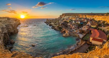 Il-Mellieha, Malta-çapa Bay ünlü Temel Reis köyünde gün batımında panoramik
