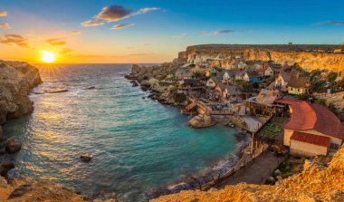 Il-Mellieha, Malta-çapa Bay ünlü Temel Reis köyünde gün batımında panoramik