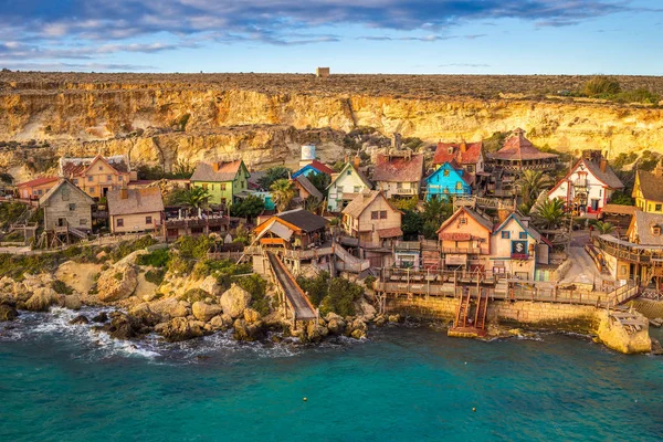 Il-Mellieha, Malta - Puesta de sol en el famoso Popeye Village en Anch — Foto de Stock