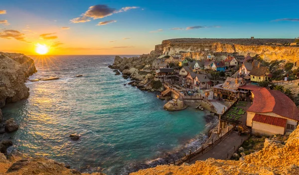 Il-Mellieha, Malta - Vista panorámica de la famosa Popeye Village en Anchor Bay al atardecer — Foto de Stock