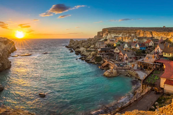 Il-Mellieha, Malta-panoramatický pohled slavného Popeye Village v Anchor Bay při západu slunce — Stock fotografie