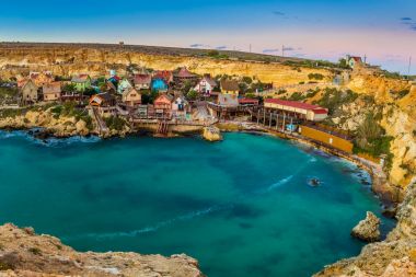 Il-Mellieha, Malta-çapa Koyu'ndaki güzel Temel Reis Köyü panoramik manzarası görünümü. Bu köyün filmde Robert Altman'ın ünlü 'Reis' Robin Williams ile ana rolü kuruldu. 