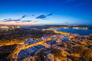 Il-Mellieha, Malta-Mellieha bay mavi gökyüzü ve bulutlar güneş battıktan sonra görünümünü güzel panoramik manzarası