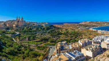 Il-Mellieha, Malta-Mellieha plaj ve Mellieha şehir görünümünü güzel panoramik manzarası ile Paris Kilisesi, Agatha Kızıl Kule ve Gozo Adası arka plan ile parlak yaz gününde açık mavi gökyüzü