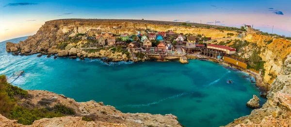 Il-Mellieha, Malta-çapa Koyu'ndaki güzel Temel Reis Köyü panoramik manzarası görünümü. Bu köyün filmde Robert Altman'ın ünlü 'Reis' Robin Williams ile ana rolü kuruldu. 