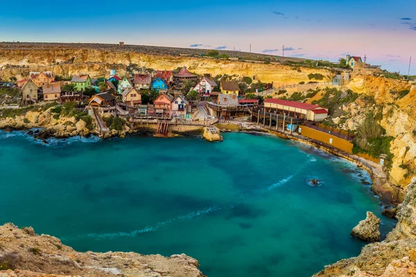 Il-Mellieha, Malta - Vista panorámica de la hermosa Popeye Village en Anchor Bay. Este pueblo fue el escenario de la famosa película de Robert Altman 'Popeye' con Robin Williams en el papel principal . — Foto de Stock