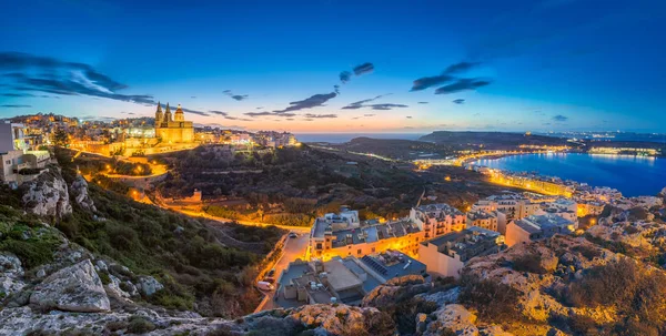Il-Mellieha, Malta-güzel panoramik manzarası görünümü ile arka plan mavi gökyüzü ve bulutlar ile Paris kilise ve Mellieha kumsalda güneş battıktan sonra Mellieha şehrin