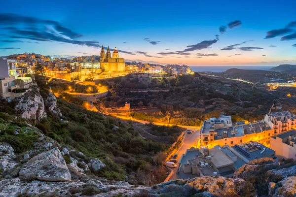 Il-Mellieha, Malta-güzel panoramik manzarası görünümü ile arka plan mavi gökyüzü ve bulutlar ile Paris kilise ve Mellieha kumsalda güneş battıktan sonra Mellieha şehrin