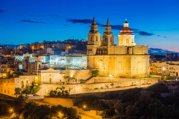 Il-Mellieha, Malta-The Mellieha farní kostel v modré hodiny — Stock fotografie