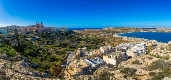 Il-Mellieha, Malta - Hermosa vista panorámica de la ciudad de Mellieha en un brillante día de verano con la Iglesia de París, la Torre Roja de Agatha y la playa de Mellieha al fondo con cielo azul y nubes — Foto de Stock