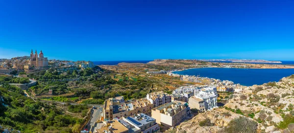 Il-Mellieha, Malta-krásný panoramatický výhled výhled Mellieha beach a městečko Mellieha na světlé letní den s kostelem Paříž, Agatha Red Tower a Ostrov Gozo v pozadí s modrou oblohou — Stock fotografie