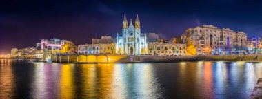 Balluta bay, Malta - ünlü kilise of Our Lady of Mount Carmel gece Balluta koyunda panoramik manzaralı