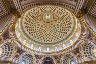 MOSTA, Malta - 26 Kasım 2016: Panoramik iç bir kadeh Mosta kubbe üzerinde 26 Kasım 2016 Mosta, Malta için. Kilise, varsayım, Avrupa'nın üçüncü büyük kilise Rotunda Mosta bilinen Meryem