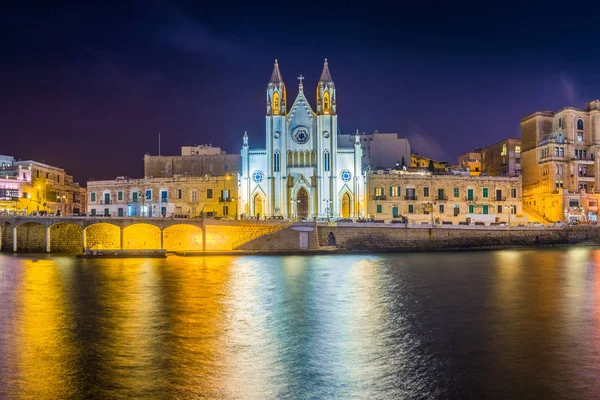 Bahía de Balluta, Malta - Vista panorámica de la famosa Iglesia de Nuestra Señora del Monte Carmelo en la bahía de Balluta por la noche — Foto de Stock