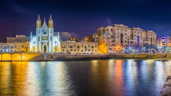 Balluta bay, Malta - panoramisch uitzicht op de beroemde kerk van onze lieve vrouw van berg Karmel bij Balluta bay in nacht — Stockfoto