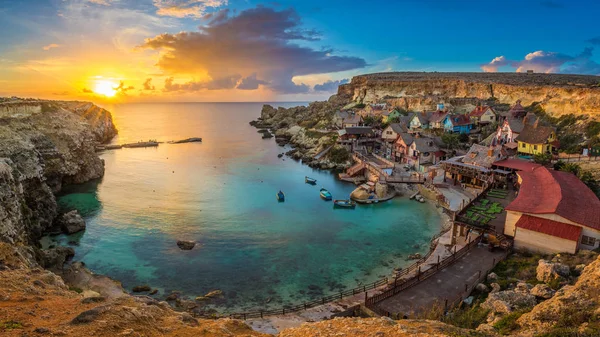 Ил-Меллиеха, Мальта - Вид на скайлайн знаменитую деревню Попейе на закате с традиционными лужковскими лодками, удивительными разноцветными облаками и небом — стоковое фото