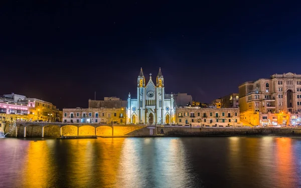 Баллюта забезпечений бухти, Мальта - в красиві церкви з Богоматері змонтувати Кармель в Баллюта забезпечений Бей вночі — стокове фото