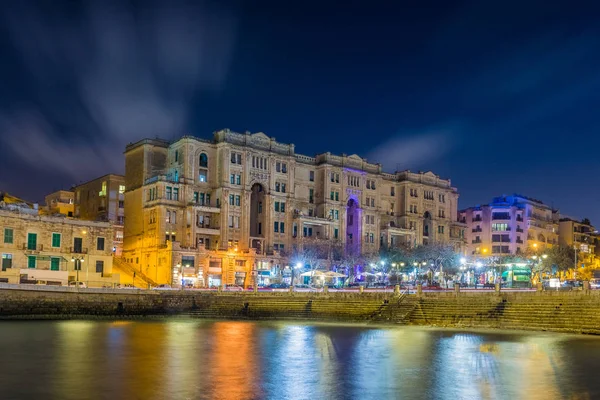 Malta-kleurrijk lichten van de prachtige Balluta Bay in nacht — Stockfoto