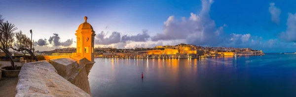 Senglea, Malta - panoramiczny widok na wieżę w Fort Saint Michael, Gardjola ogrodów z piękne niebo i chmury o godzinę niebieski — Zdjęcie stockowe