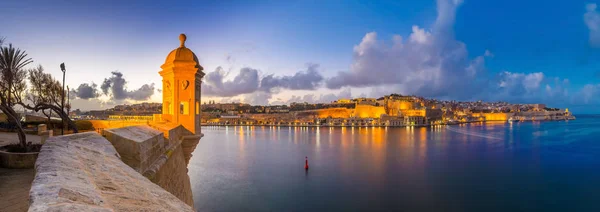 Senglea, Malta - Vista panorámica del horizonte en la torre de vigilancia en Fort Saint Michael, Gardjola Jardines con hermoso cielo y nubes a la hora azul — Foto de Stock
