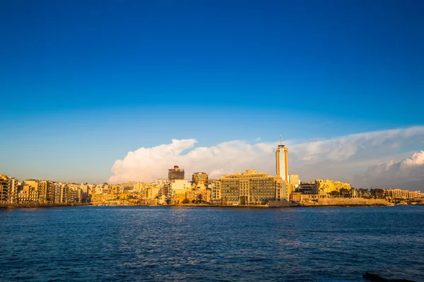 Sliema, malta - Panoramablick auf die Skyline von sliema zur goldenen Stunde am Morgen — Stockfoto