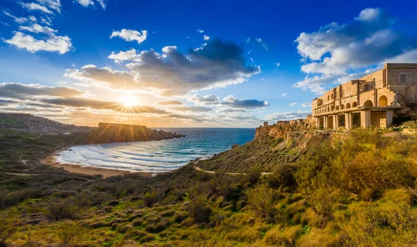 Ghajn Tuffeha, Malta - Hermosa puesta de sol en la playa de Ghajn Tuffieha en un hermoso día de verano con hermoso cielo y nubes — Foto de Stock