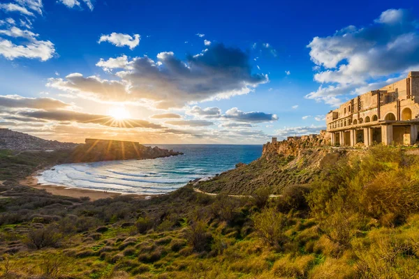 Ghajn Tuffeha, Malta - Hermosa puesta de sol en la playa de Ghajn Tuffieha en un hermoso día de verano con hermoso cielo y nubes — Foto de Stock