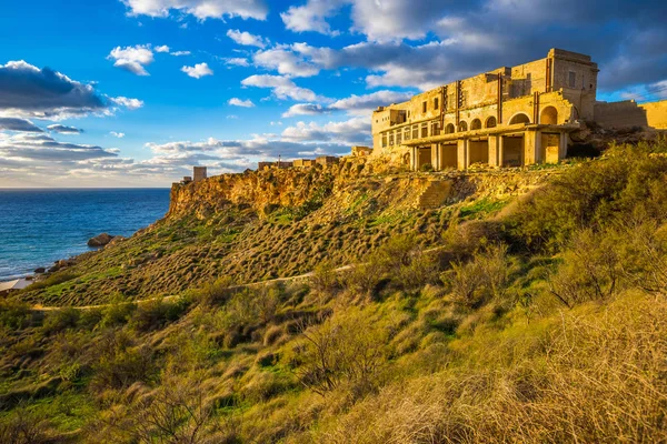 Ghajn Tuffeha, Мальта - Золотой час на пляже Ghajn Tuffieha в прекрасный летний день с красивым небом и облаками — стоковое фото