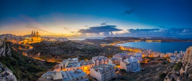Il-Mellieha, Malta-güzel panoramik manzarası görünümü Gozo, mavi gökyüzü ve bulutlar arka plan ve mavi saatte Paris kilise ve Mellieha plaj ile Mellieha şehir