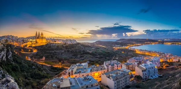 Il-Mellieha, Malta-güzel panoramik manzarası görünümü Gozo, mavi gökyüzü ve bulutlar arka plan ve mavi saatte Paris kilise ve Mellieha plaj ile Mellieha şehir