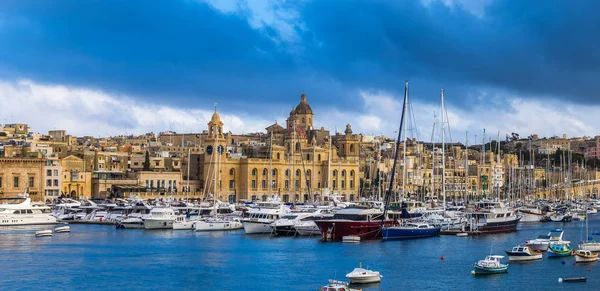 Senglea, Malta - panoramatické vew jachty a plachetnice, vyvazovací Senglea Marina v Grand Canal Malta na jasně slunečného letního dne s modrá obloha a mraky — Stock fotografie