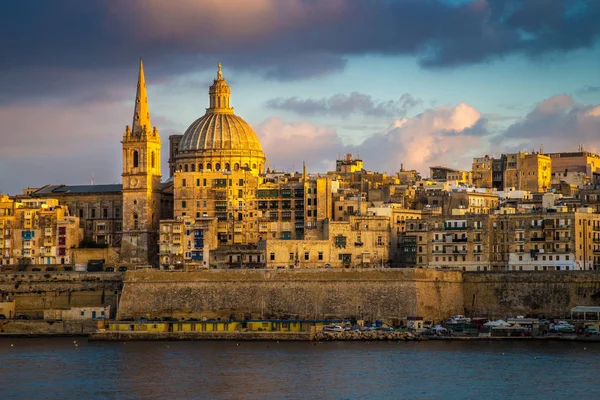 Valletta, Malta - Kultainen tunti kuuluisalla Pyhän Paavalin katedraalilla ja Vallettan kaupungissa — kuvapankkivalokuva