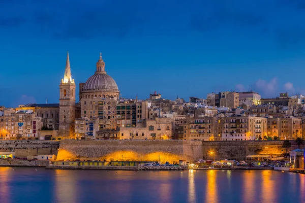 Valletta, Malta - mavi saatte ünlü St.Paul 's Katedrali ve Valletta şehri — Stok fotoğraf