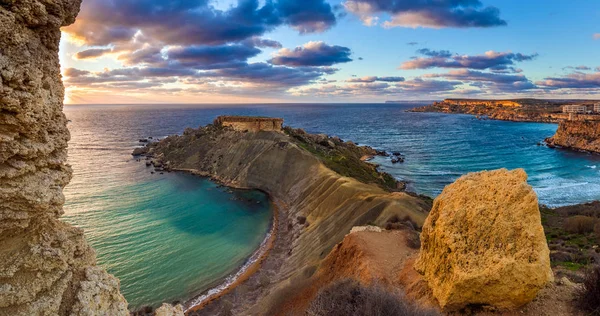 Mgarr, Malta - Panorama van Gnejna en Ghajn Tuffieha bay, de twee mooiste strand in Malta bij zonsondergang met mooie kleurrijke hemel en gouden rotsen ontleend aan Ta Lippija — Stockfoto