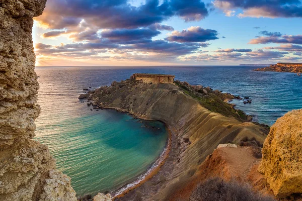 Mgarr, Málta - panoráma a Gnejna és a Ghajn Tuffieha-öbölben, a két legszebb strand Máltán a naplemente gyönyörű színes égbolt és arany sziklák Ta Lippija vett — Stock Fotó