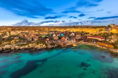 Mellieha, Malta - çapa Bay inanılmaz renkli bulutlar ve gökyüzü günbatımı adlı ünlü Temel Reis köyünde