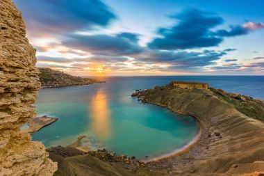 Mgarr, Malta - Panorama Gnejna bay, Malta'da en güzel plajı ile altın taş Ta Lippija alınan ve güzel renkli gökyüzü gün batımında
