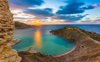 Mgarr, Malta - Panorama Gnejna bay, Malta'da en güzel plajı ile altın taş Ta Lippija alınan ve güzel renkli gökyüzü gün batımında