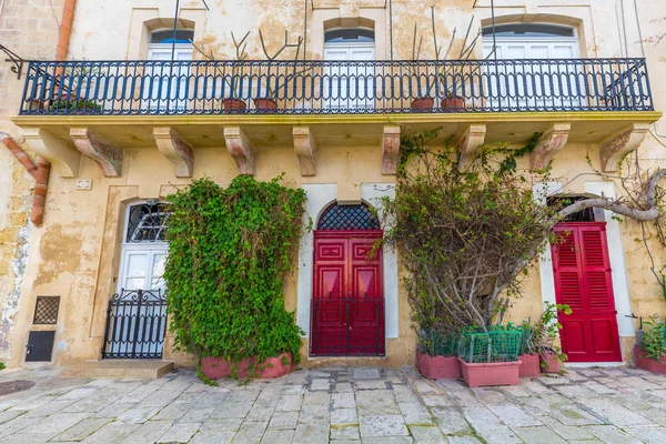 Senglea, Malta - traditionella röda dörrar och hus på gatorna i Senglea — Stockfoto