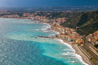 Taormina, İtalya - panoramik Taormina Mazzaro İtalya shores adlı arka plan ile