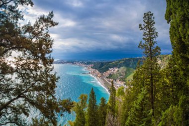Taormina, İtalya - panoramik Taormina Mazzaro İtalya shores adlı arka plan ile