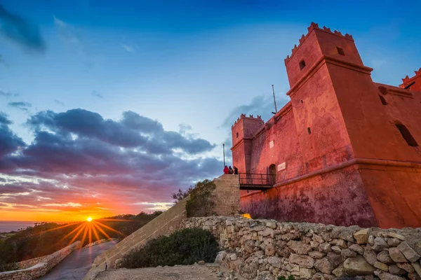 Il-Mellieha, Malta - Turistas observando la puesta de sol en la Torre Roja de Santa Ágata con hermosos cielos y nubes — Foto de Stock