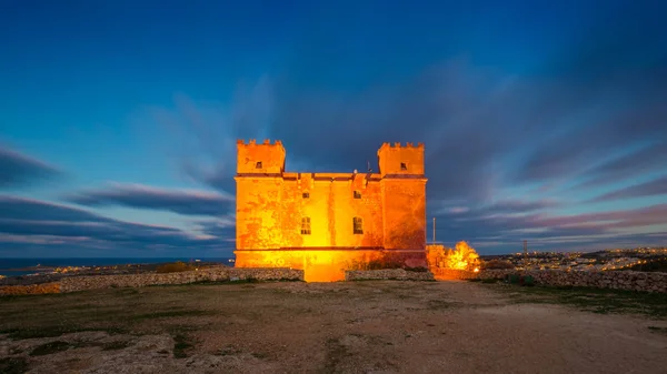 Il-Mellieha, Malta - Torre Roja de Santa Ágata al atardecer con hermosas nubes en movimiento y cielo — Foto de Stock