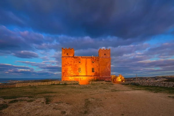 Il-Mellieha, Malta-St Agatha Red Tower v modré hodinu s krásnou pohybující mraků a obloha — Stock fotografie