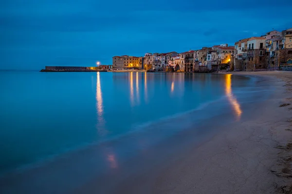 Cefalu, Sicília - Vista de hora azul da bela aldeia siciliana de Cefalu com mar mediterrâneo e casas italianas tradicionais — Fotografia de Stock