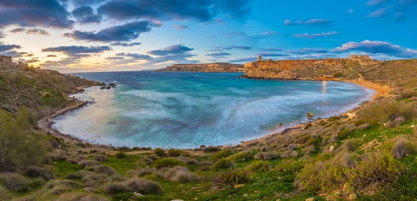 Mgarr, Malta Veduta panoramica sullo skyline della famosa baia di Ghajn Tuffieha all'ora blu su un lungo scatto di esposizione con cielo e nuvole bellissime — Foto Stock