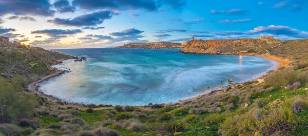 Мгарр, Мальта - Панорамный панорамный вид на знаменитый залив Гайн Туффиега в синий час на длительном экспозиции снимок с красивым небом и облаками — стоковое фото