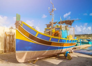 MARSAXLOKK, Malta - geleneksel Luzzu fisherboat ünlü piyasada Marsaxlokk gün güneşli yaz