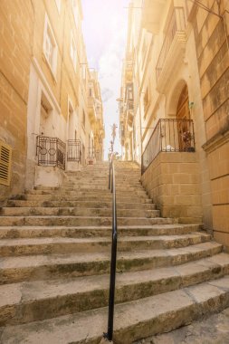 Senglea, Malta - tipik Malta merdiven ve Senglea Caddesi'nde bir güneşli yaz gününde
